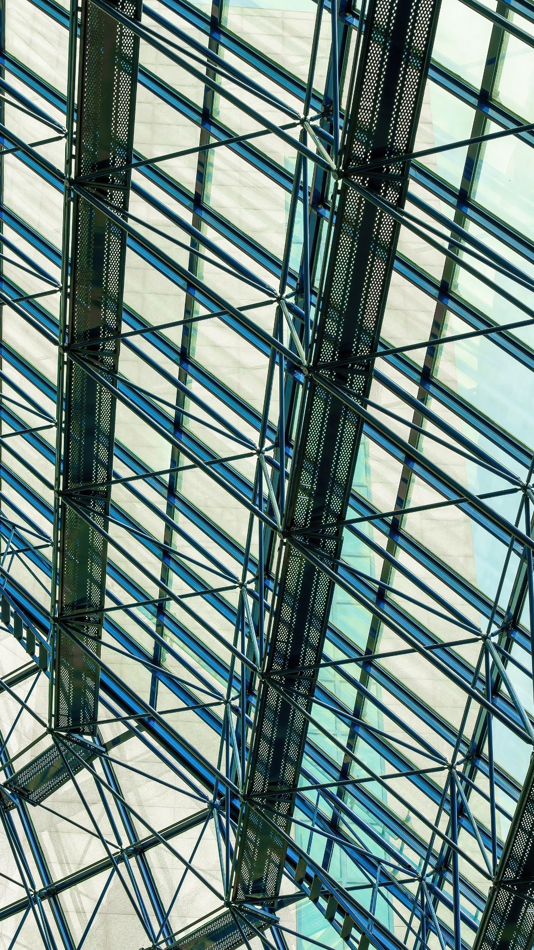 Techo con estructura metálica de vidrio de un edificio moderno. fondo arquitectónico abstracto.